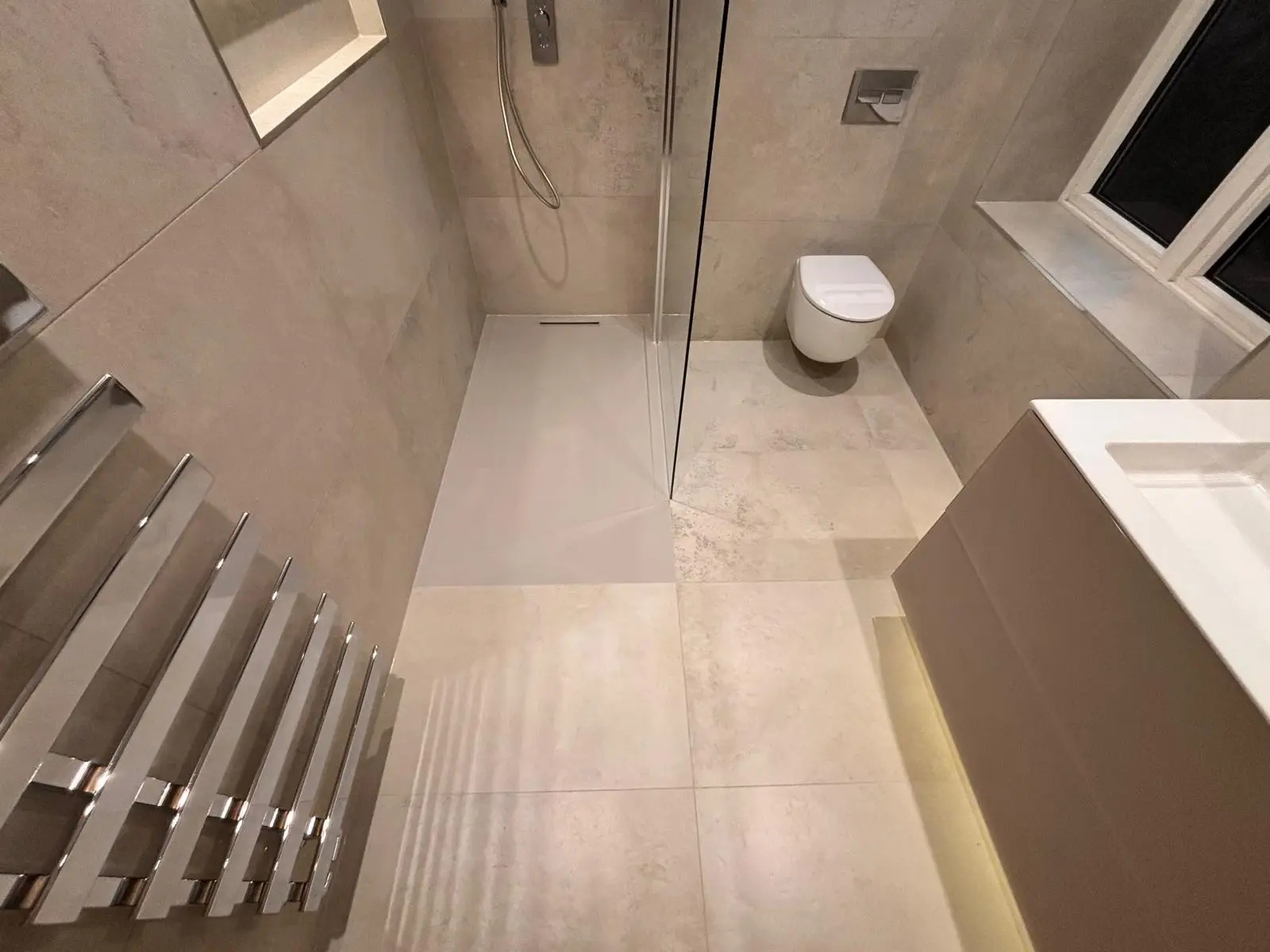 Workfolio-Modern-Large-Tiled-Bathroom-3