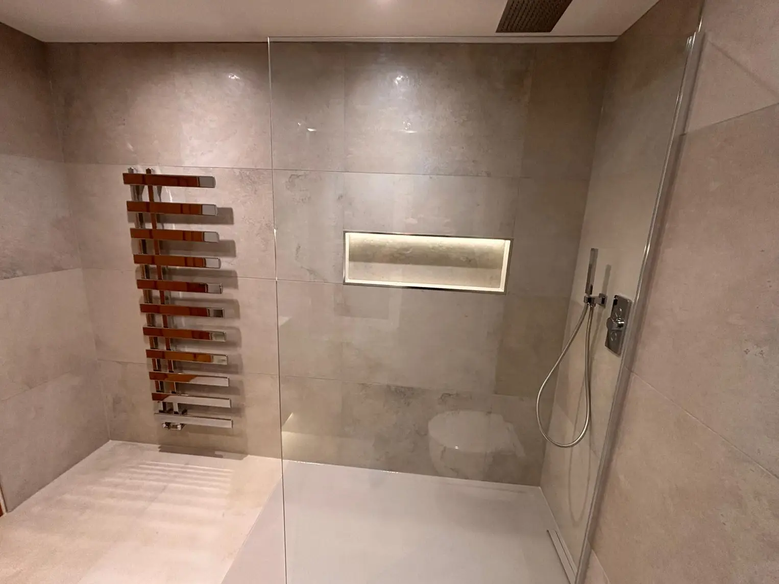 Workfolio-Modern-Large-Tiled-Bathroom-4