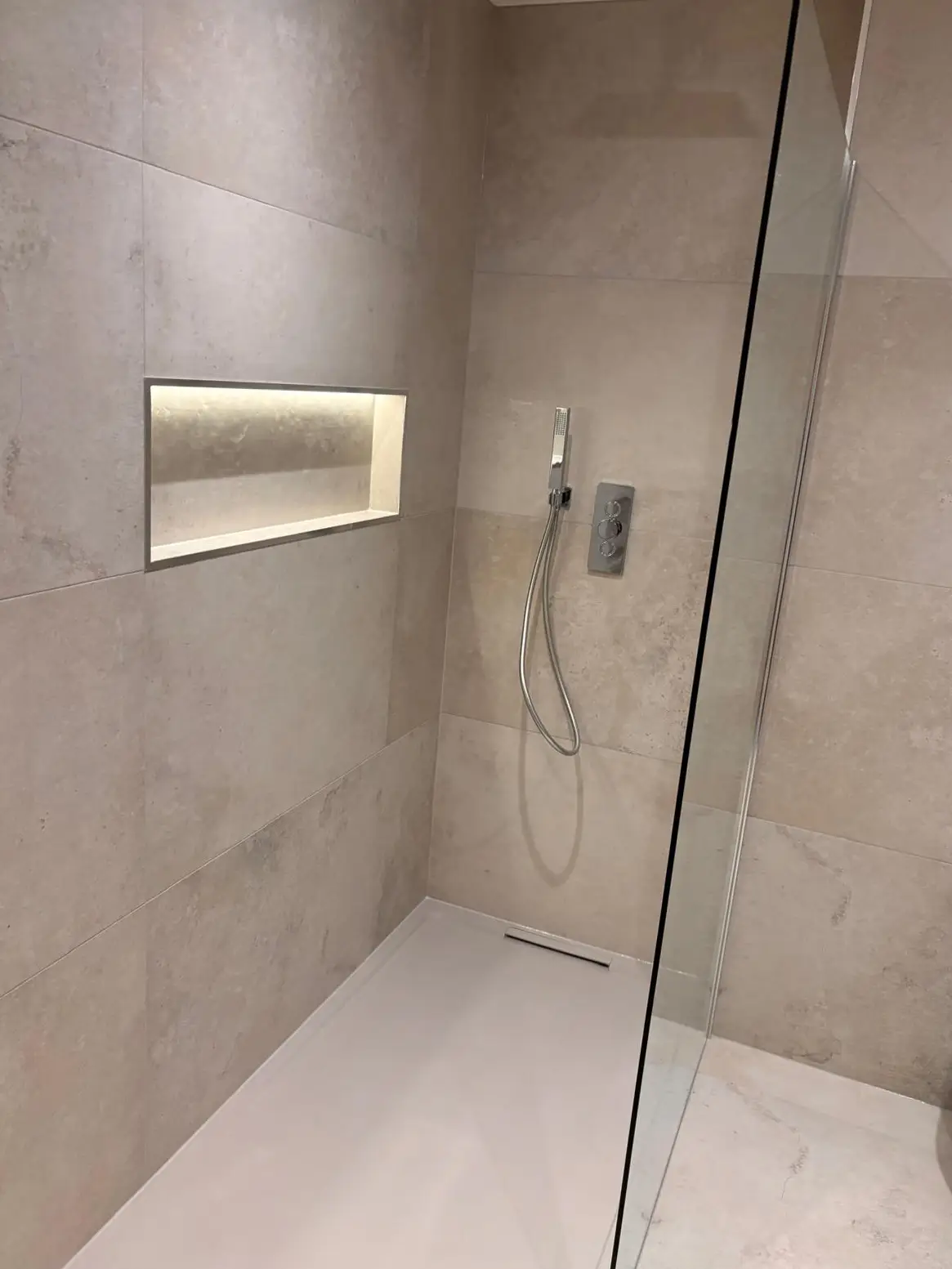 Workfolio-Modern-Large-Tiled-Bathroom-5